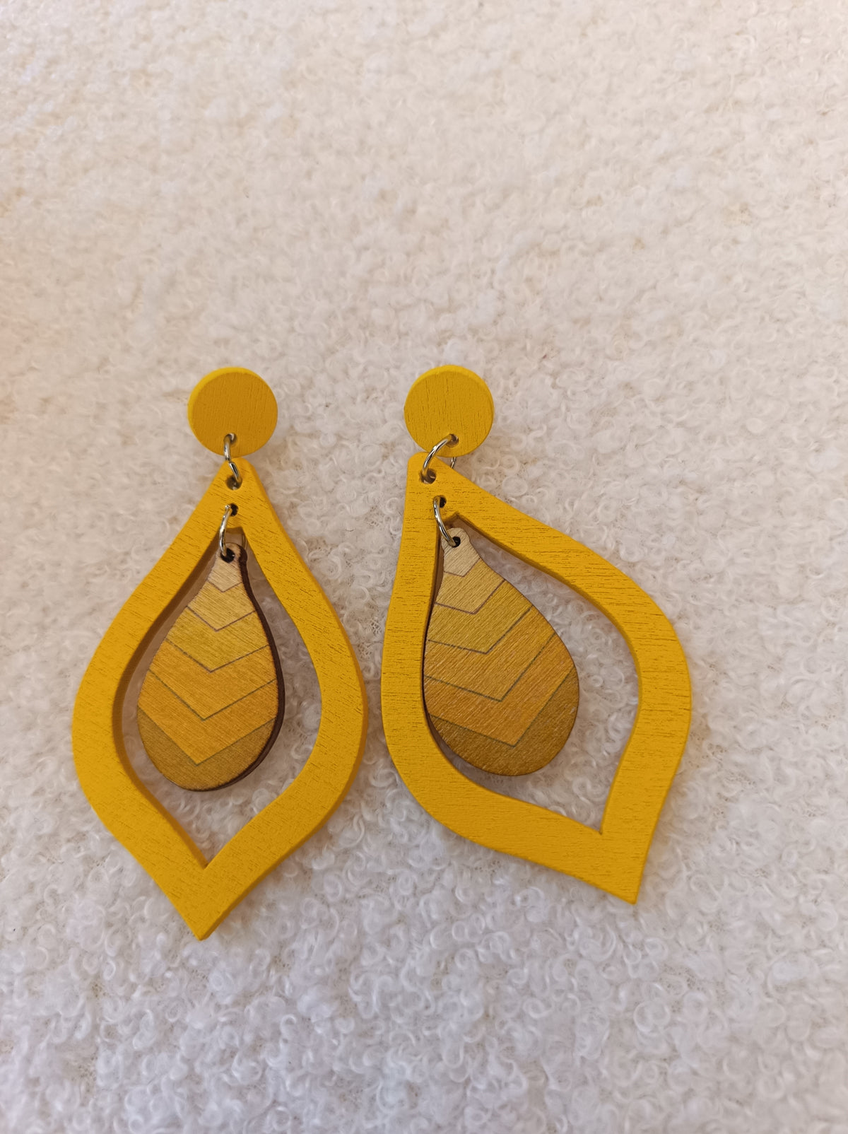Boucles d'oreilles pendantes « Goutte » en bois jaune et naturel
