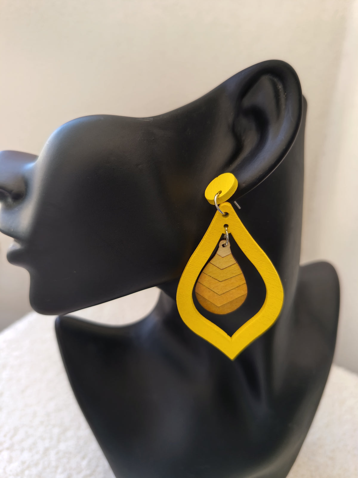Boucles d'oreilles pendantes « Goutte » en bois jaune et naturel
