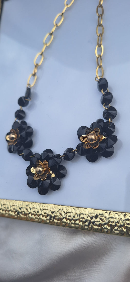 Collier multi fleurs brillantes